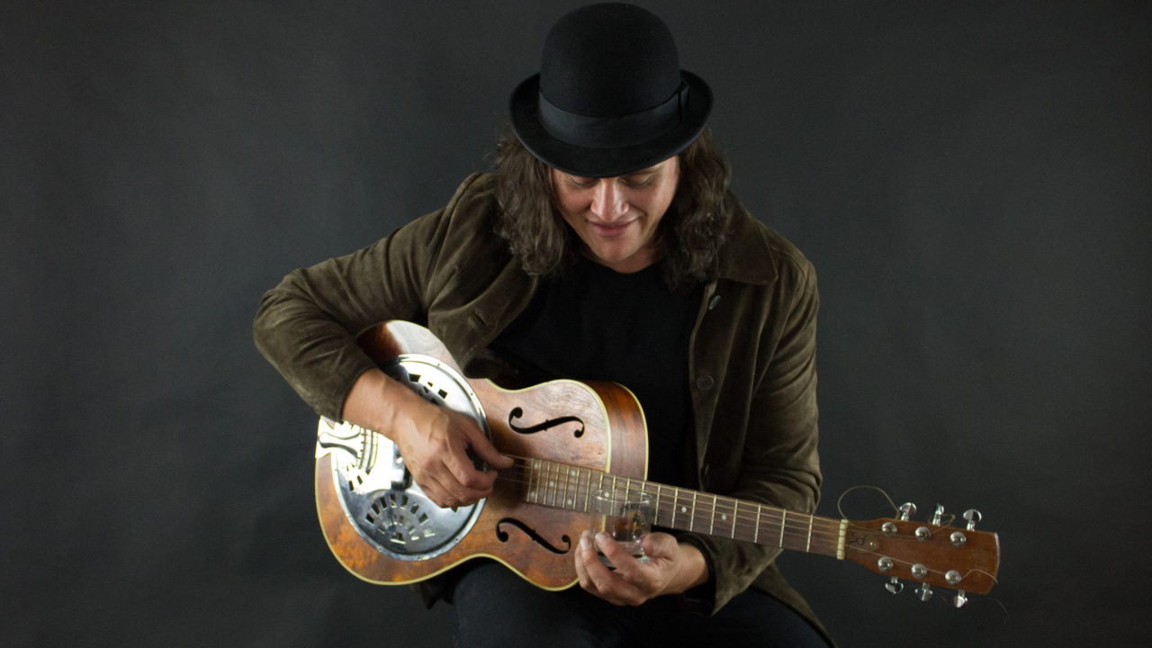 Обои музыкальный исполнитель, басгитара, акустическая гитара, электрогитара, гитара в разрешении 1280x720