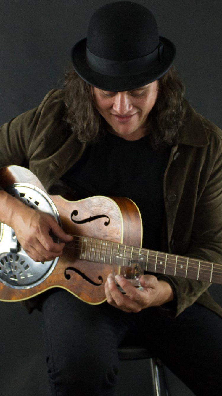 Обои музыкальный исполнитель, басгитара, акустическая гитара, электрогитара, гитара в разрешении 750x1334