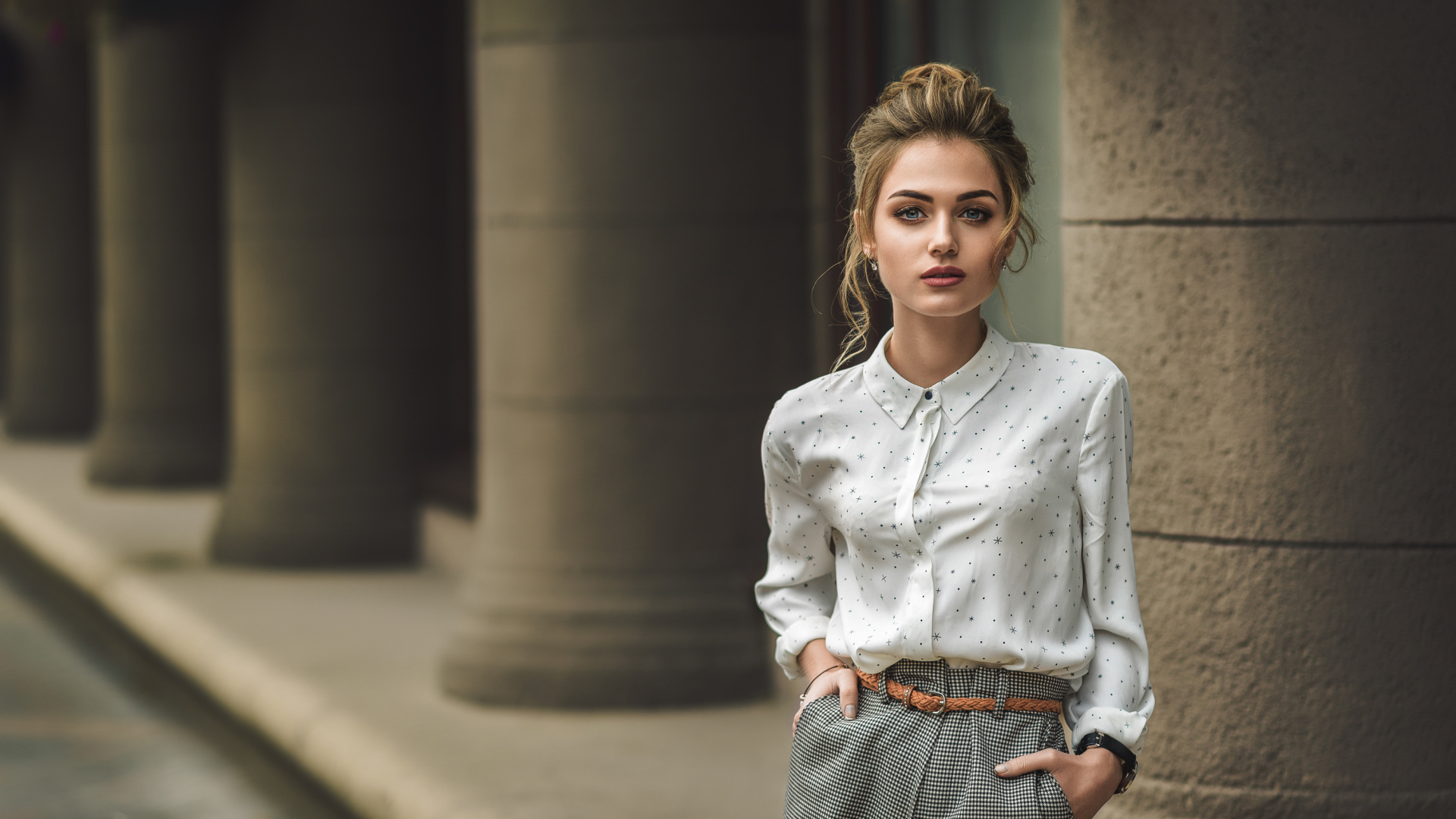 Обои фэшн, стояние, джинсовая ткань, уличная мода, джинсы в разрешении 1920x1080