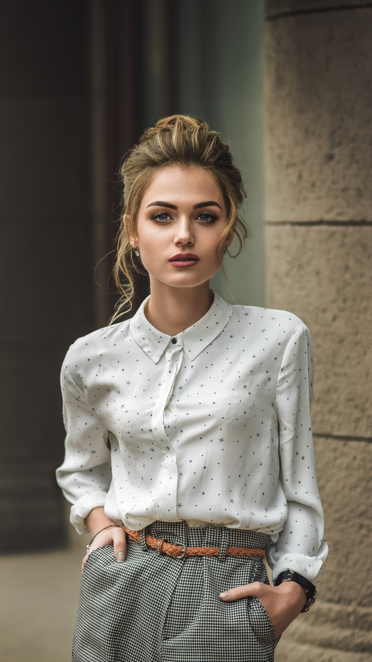 Обои фэшн, стояние, джинсовая ткань, уличная мода, джинсы в разрешении 750x1334