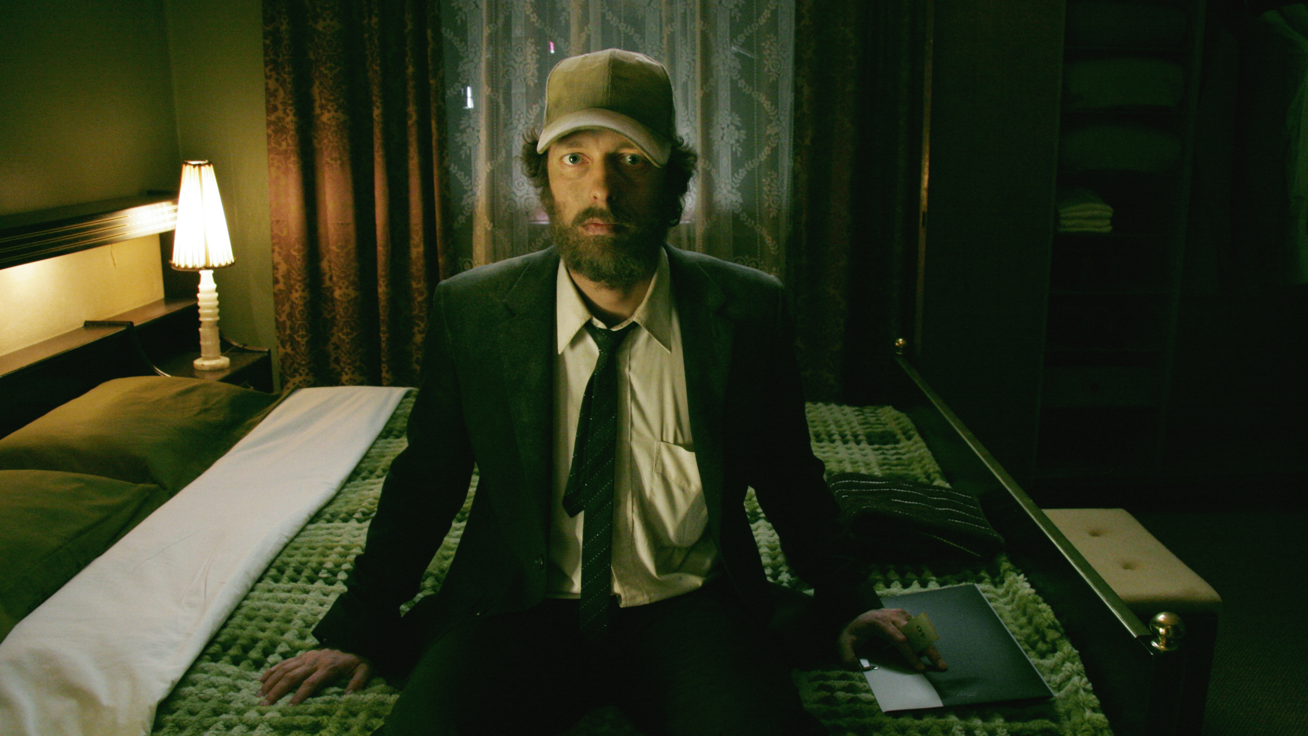 Обои Неуместный Человек, Тронд Фауса Aurvg, зеленый, волосы на лице, комната в разрешении 2560x1440