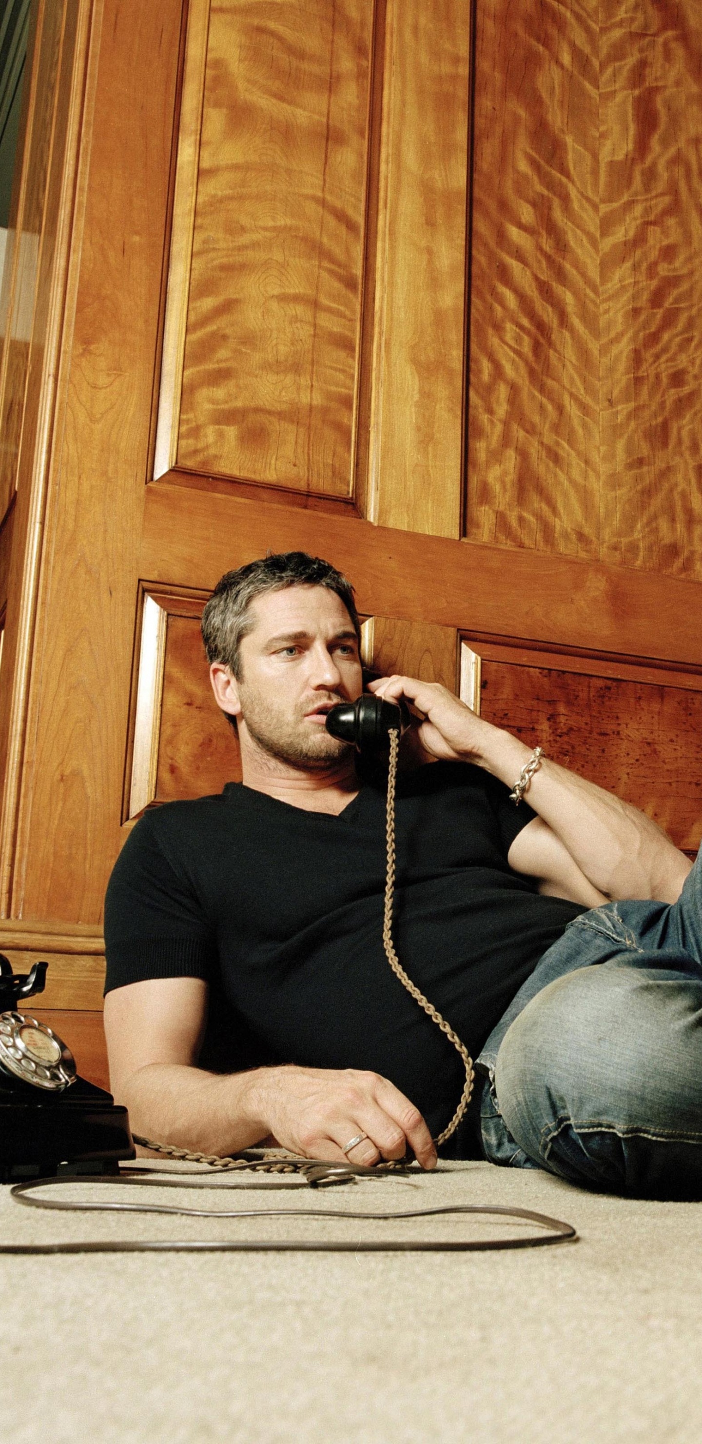 Обои Джерард Батлер, знаменитость, актер, электронное устройство, звуковое оборудование в разрешении 1440x2960