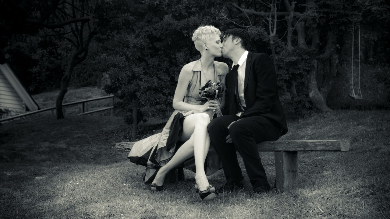 Обои поцелуй, черный, сидящий, роман, пара в разрешении 1280x720