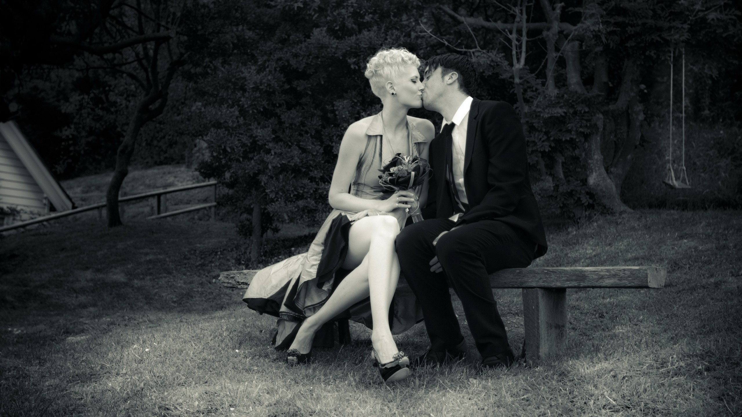 Обои поцелуй, черный, сидящий, роман, пара в разрешении 2560x1440