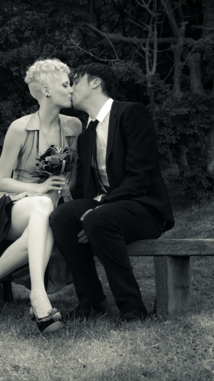 Обои поцелуй, черный, сидящий, роман, пара в разрешении 720x1280