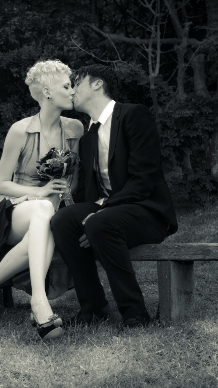 Обои поцелуй, черный, сидящий, роман, пара в разрешении 750x1334