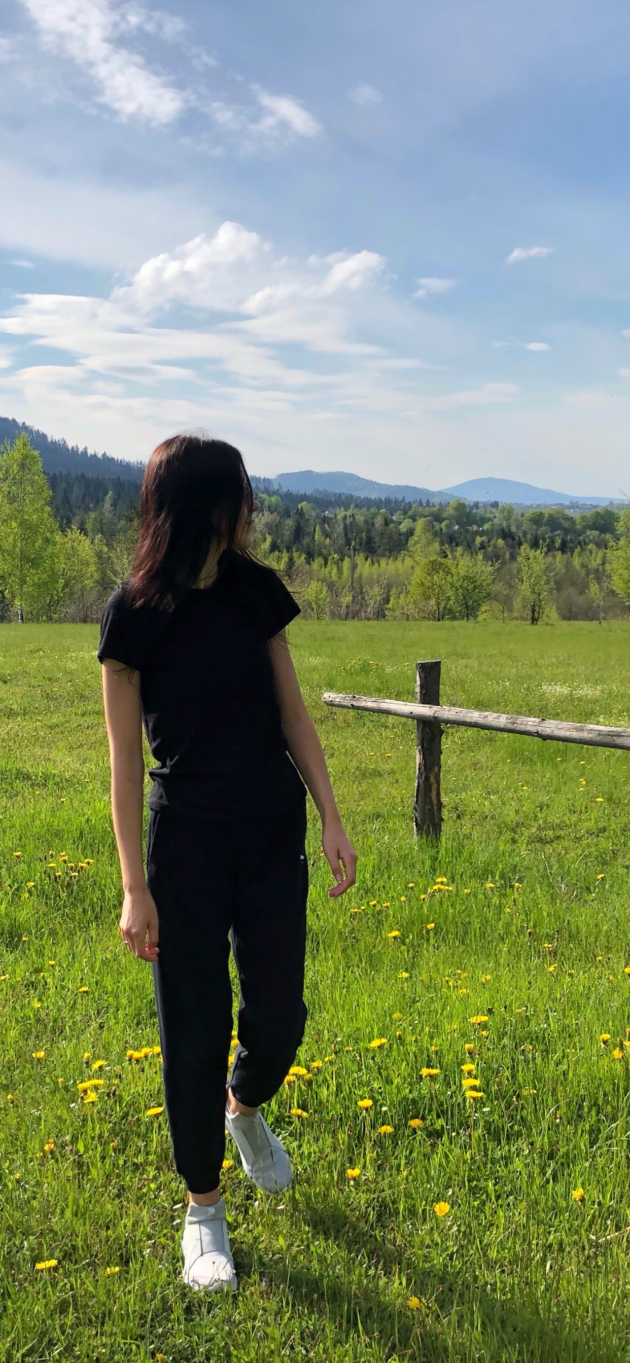 Обои сенокосное угодье, окружающая среда, выгон, Люди в природе, поле в разрешении 1242x2688