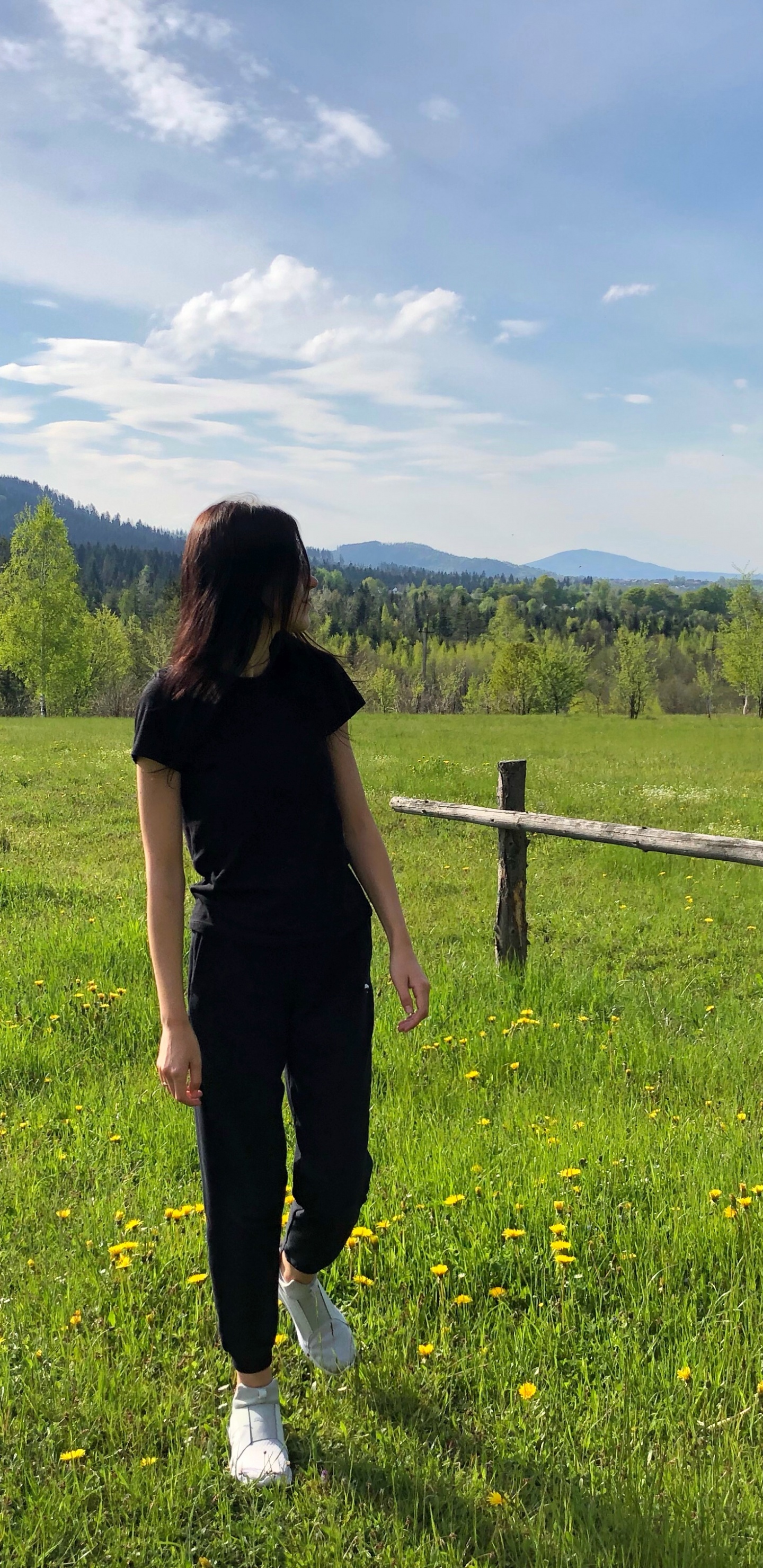 Обои сенокосное угодье, окружающая среда, выгон, Люди в природе, поле в разрешении 1440x2960