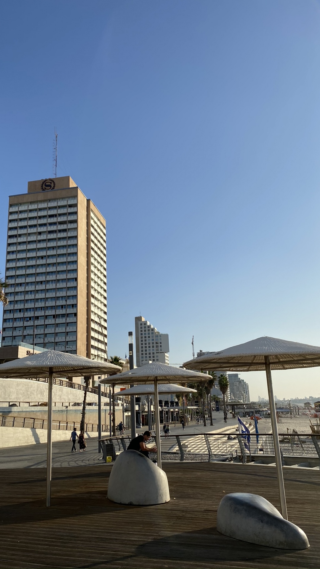 Обои город, башня, коммерческое здание, кондоминиум, тень в разрешении 1080x1920