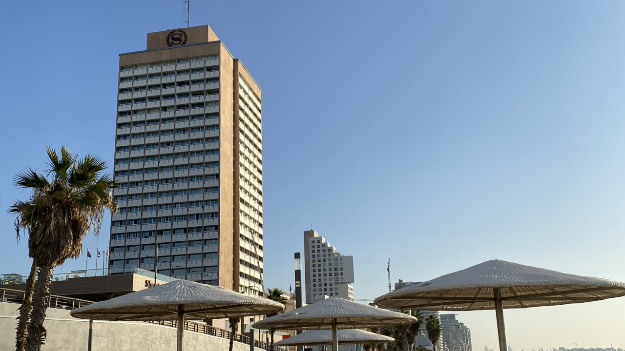 Обои город, башня, коммерческое здание, кондоминиум, тень в разрешении 1280x720