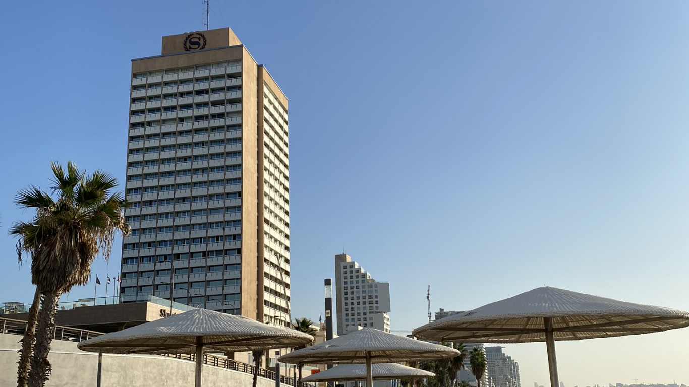 Обои город, башня, коммерческое здание, кондоминиум, тень в разрешении 1366x768