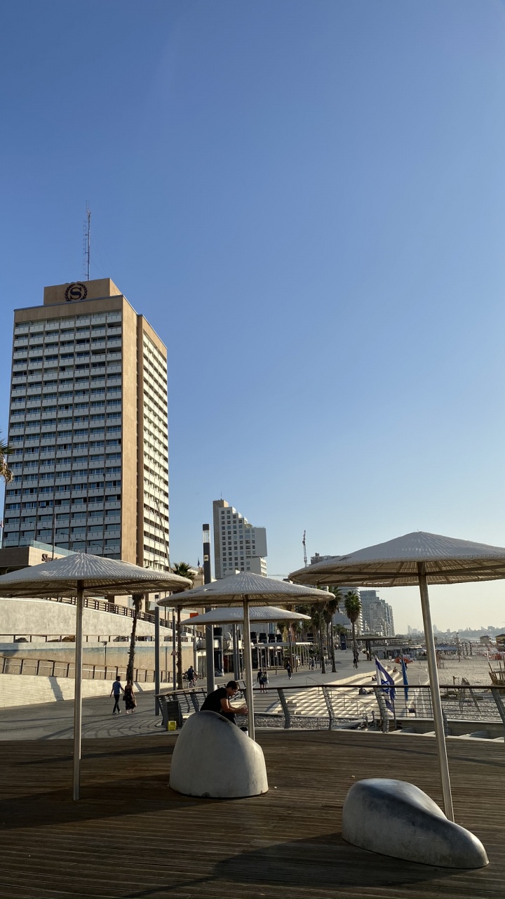 Обои город, башня, коммерческое здание, кондоминиум, тень в разрешении 720x1280