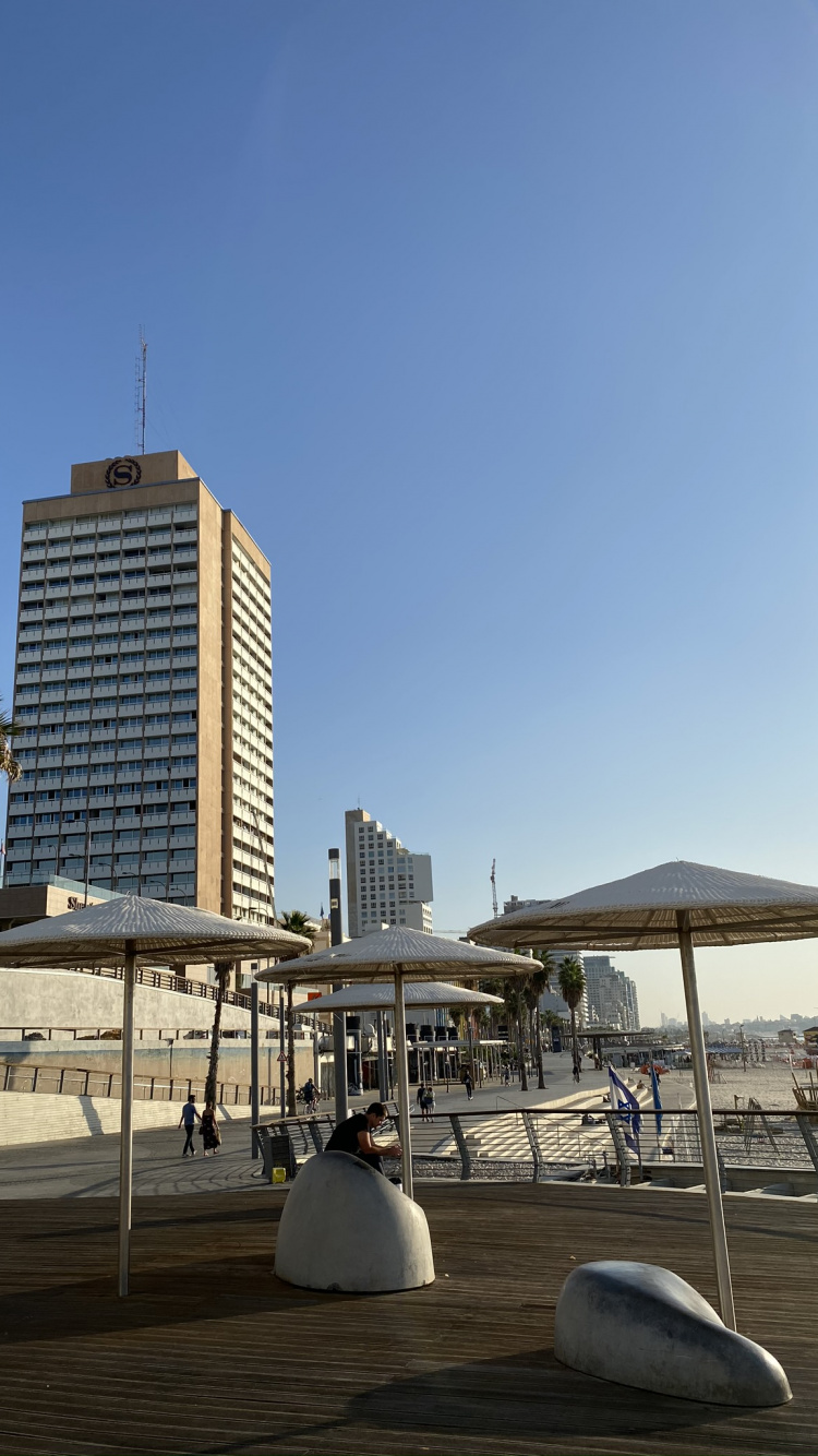 Обои город, башня, коммерческое здание, кондоминиум, тень в разрешении 750x1334