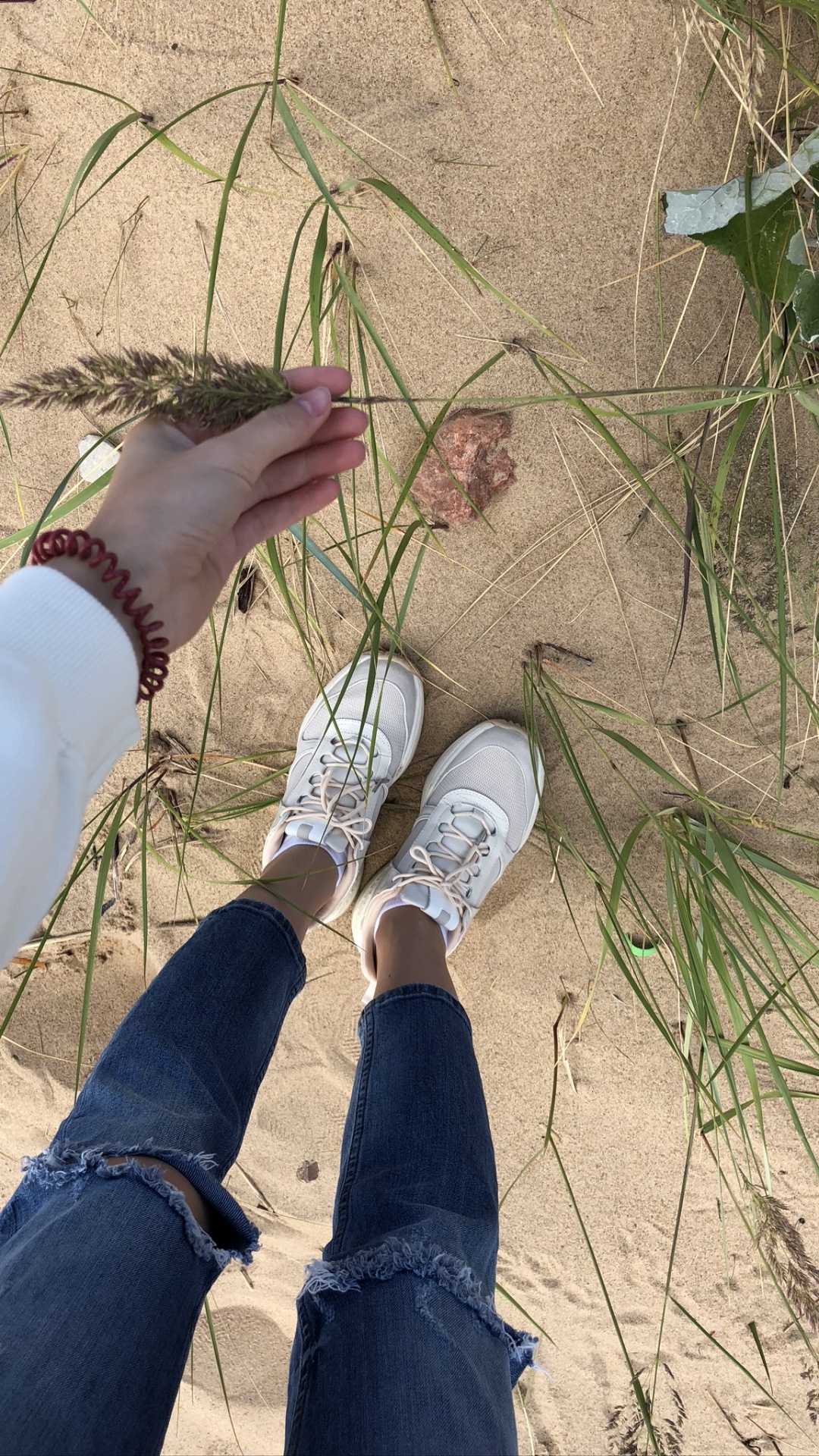 Обои трава, человек, нога, башмак, человеческая нога в разрешении 1080x1920