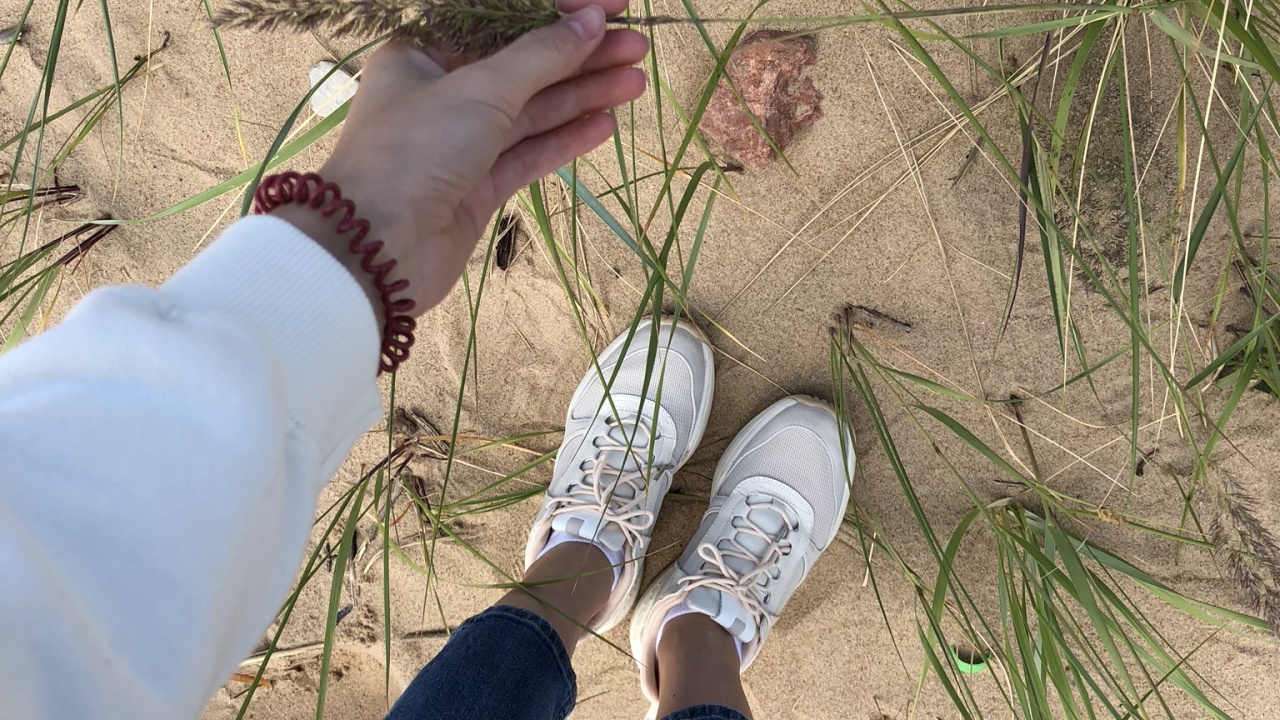 Обои трава, человек, нога, башмак, человеческая нога в разрешении 1280x720