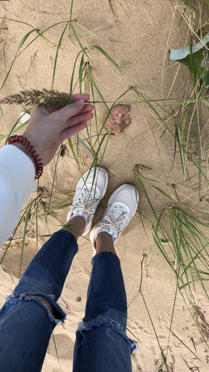 Обои трава, человек, нога, башмак, человеческая нога в разрешении 720x1280