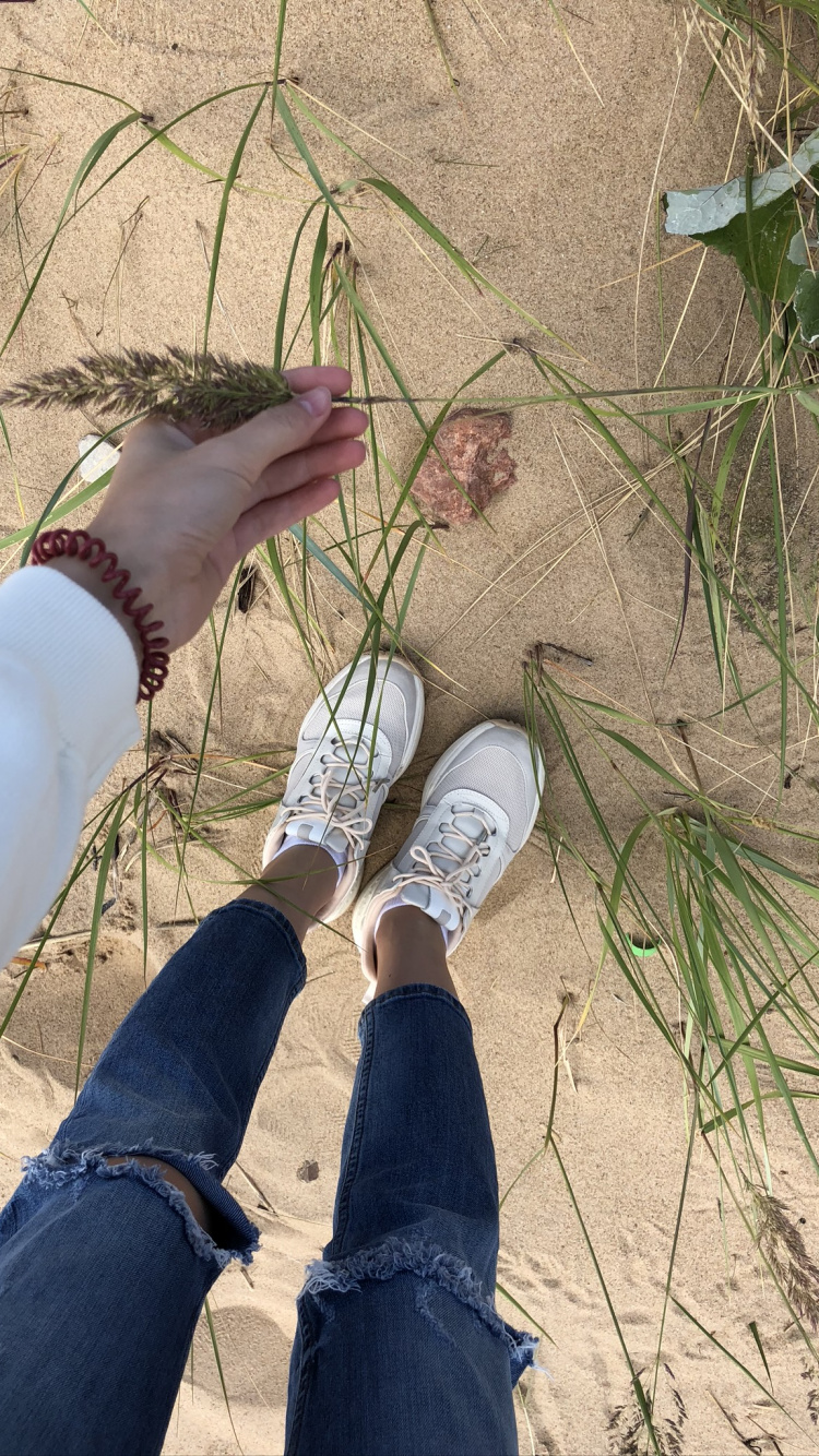 Обои трава, человек, нога, башмак, человеческая нога в разрешении 750x1334