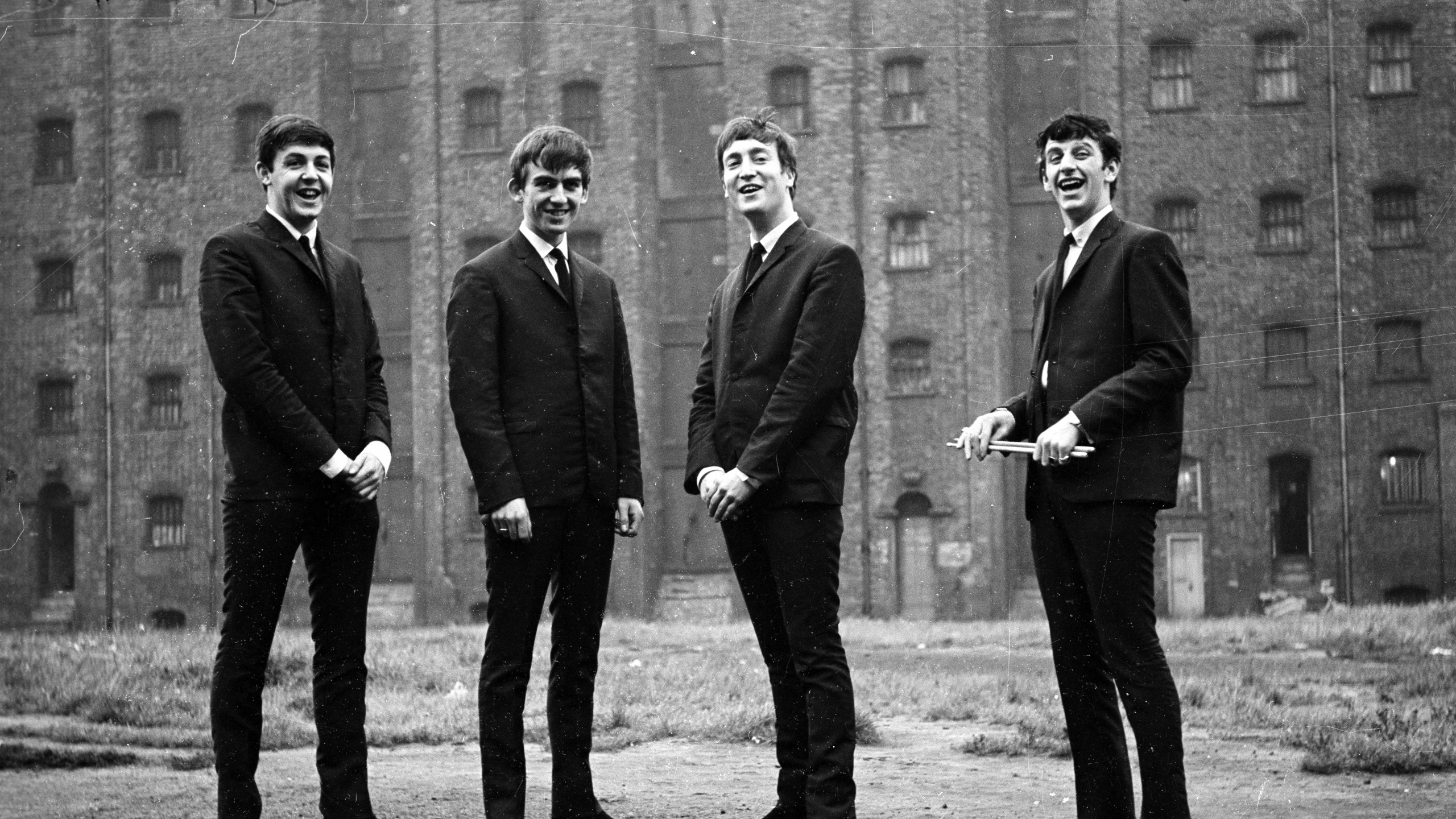Обои The Beatles, стояние, фильм, мужчина, Соединённые Штаты Америки в разрешении 2560x1440