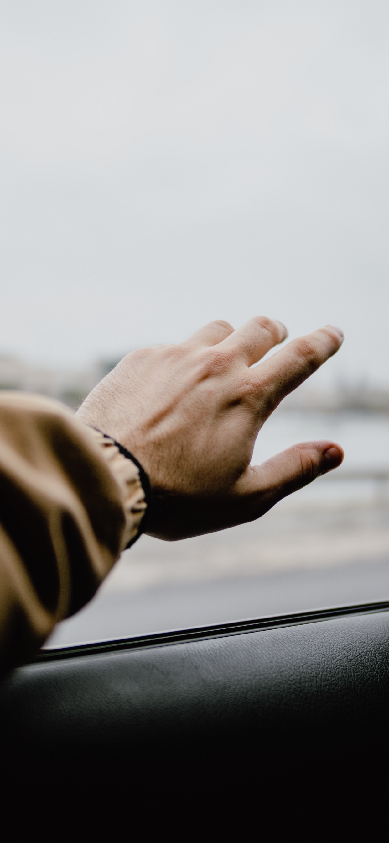 Обои большой палец, сидящий, рука, палец, небо в разрешении 1242x2688