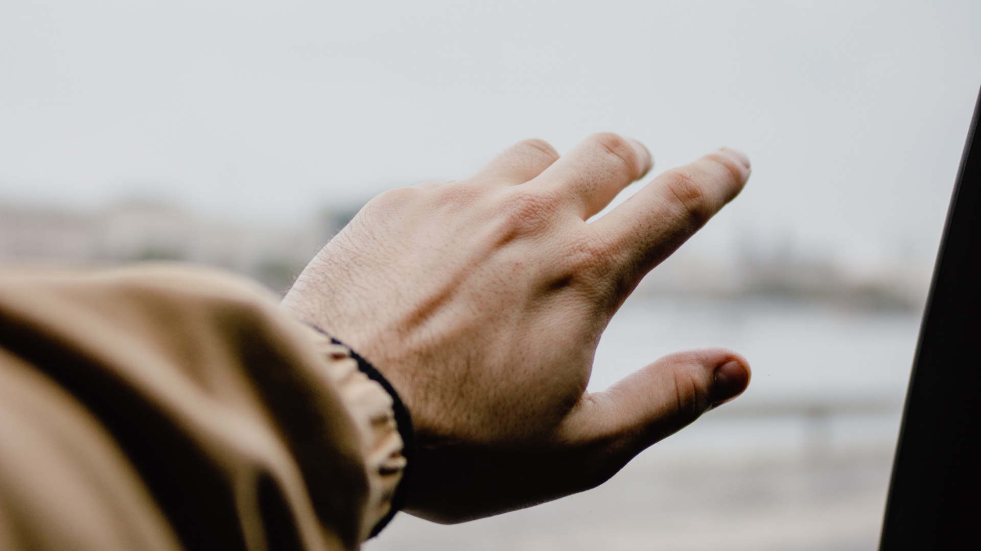 Обои большой палец, сидящий, рука, палец, небо в разрешении 1920x1080