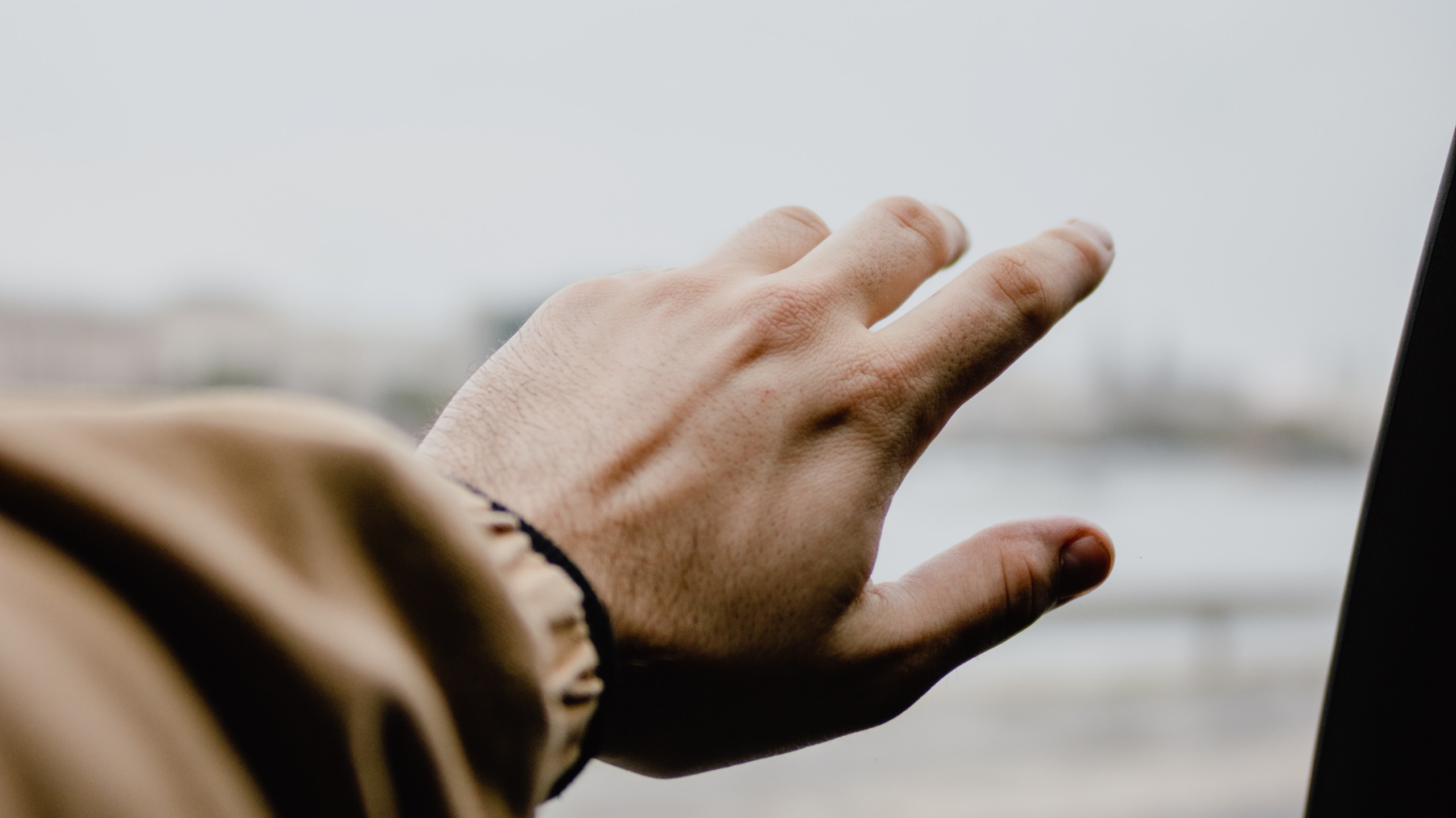 Обои большой палец, сидящий, рука, палец, небо в разрешении 2560x1440