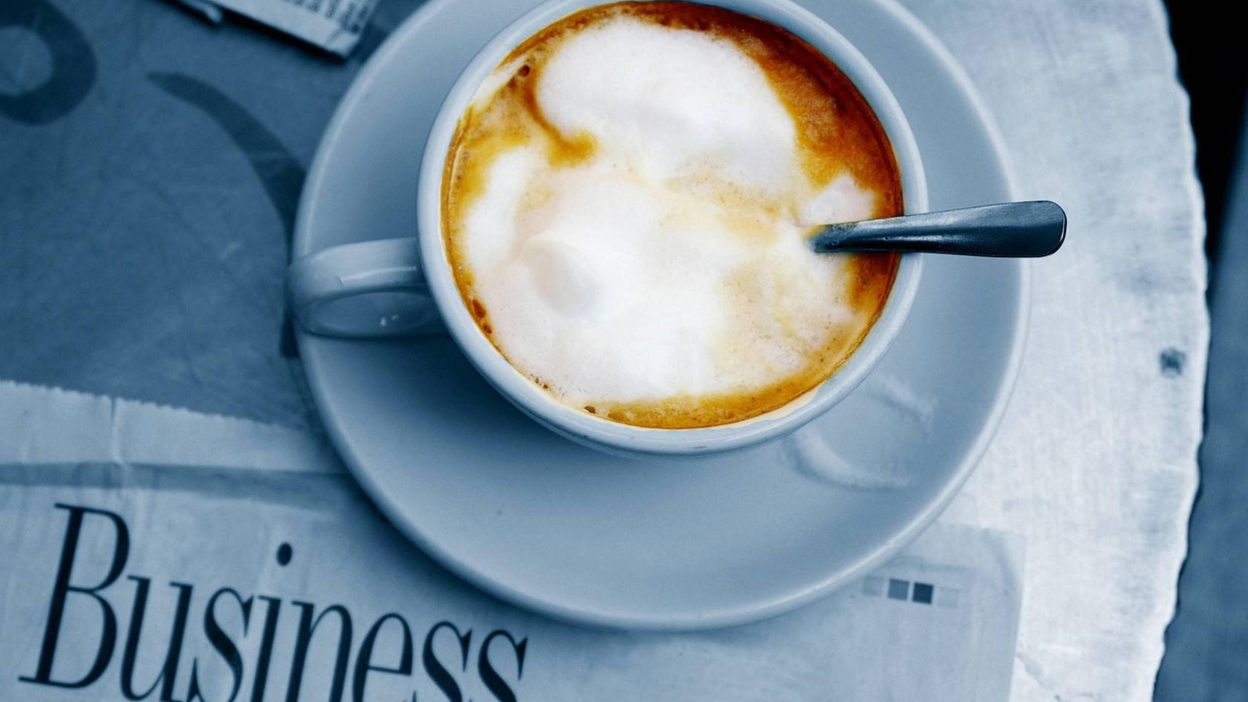 Обои капучино, кофейня, кофейная чашка, латте, пища в разрешении 2560x1440