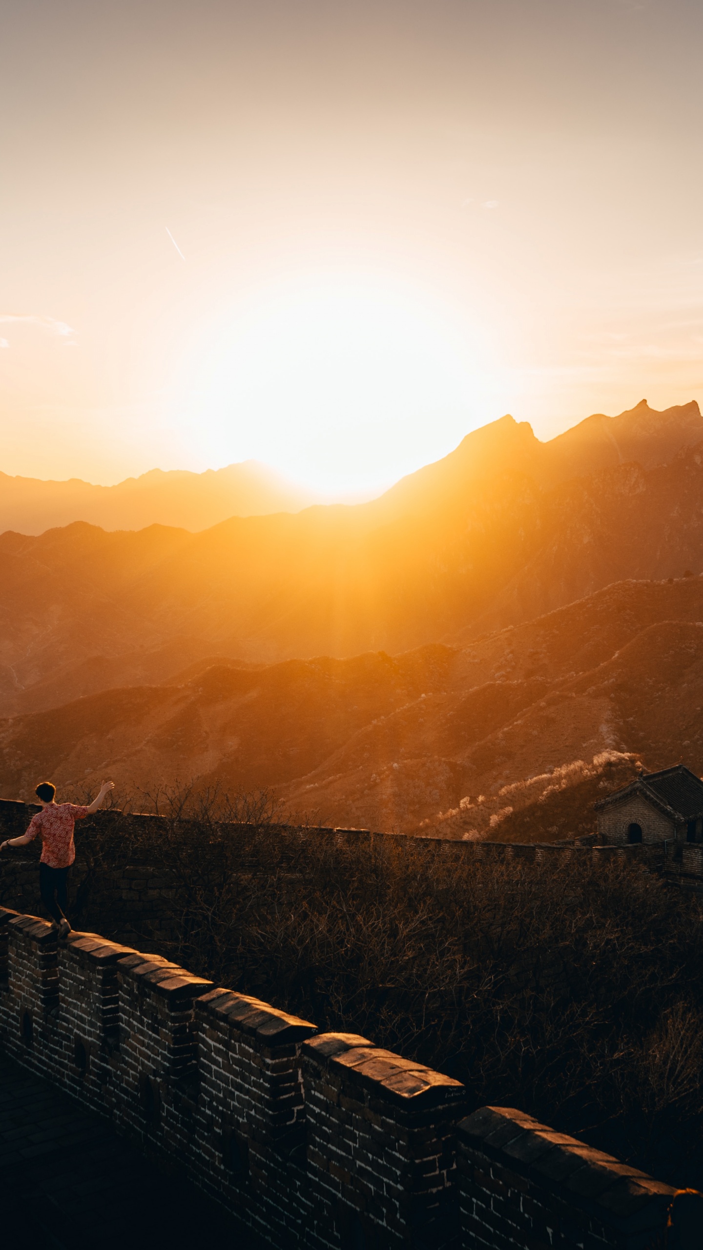 Обои свет, природный ландшафт, закат, солнце, гора в разрешении 1440x2560