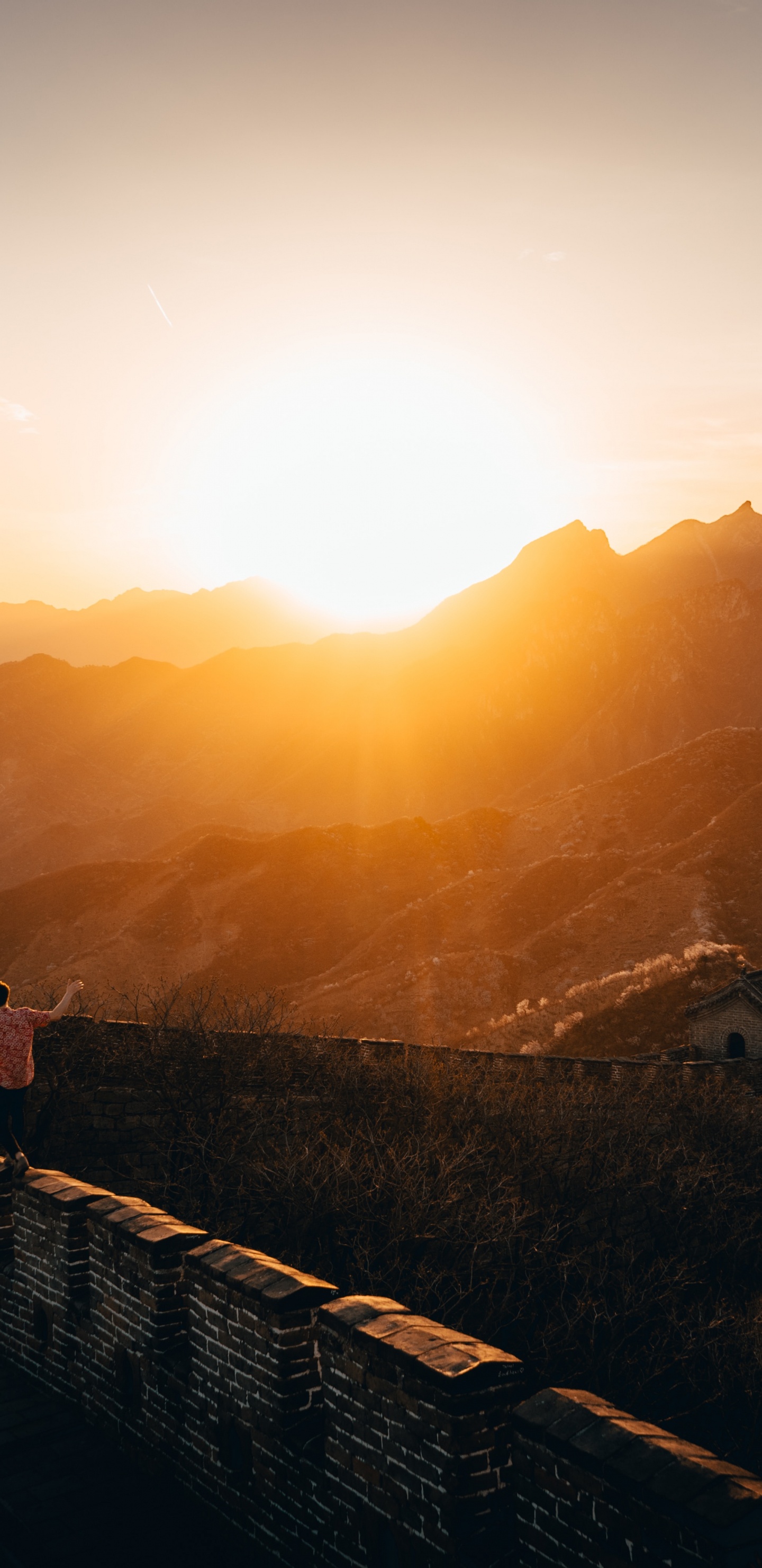 Обои свет, природный ландшафт, закат, солнце, гора в разрешении 1440x2960