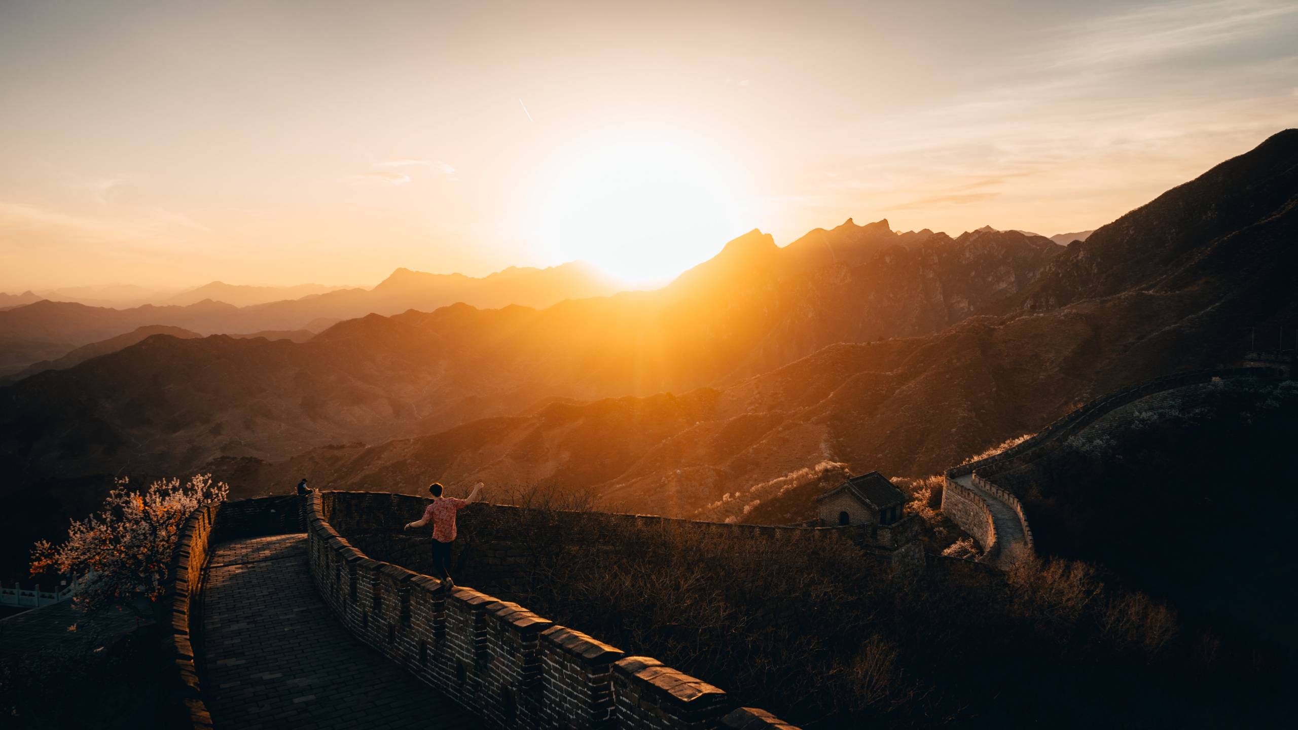 Обои свет, природный ландшафт, закат, солнце, гора в разрешении 2560x1440