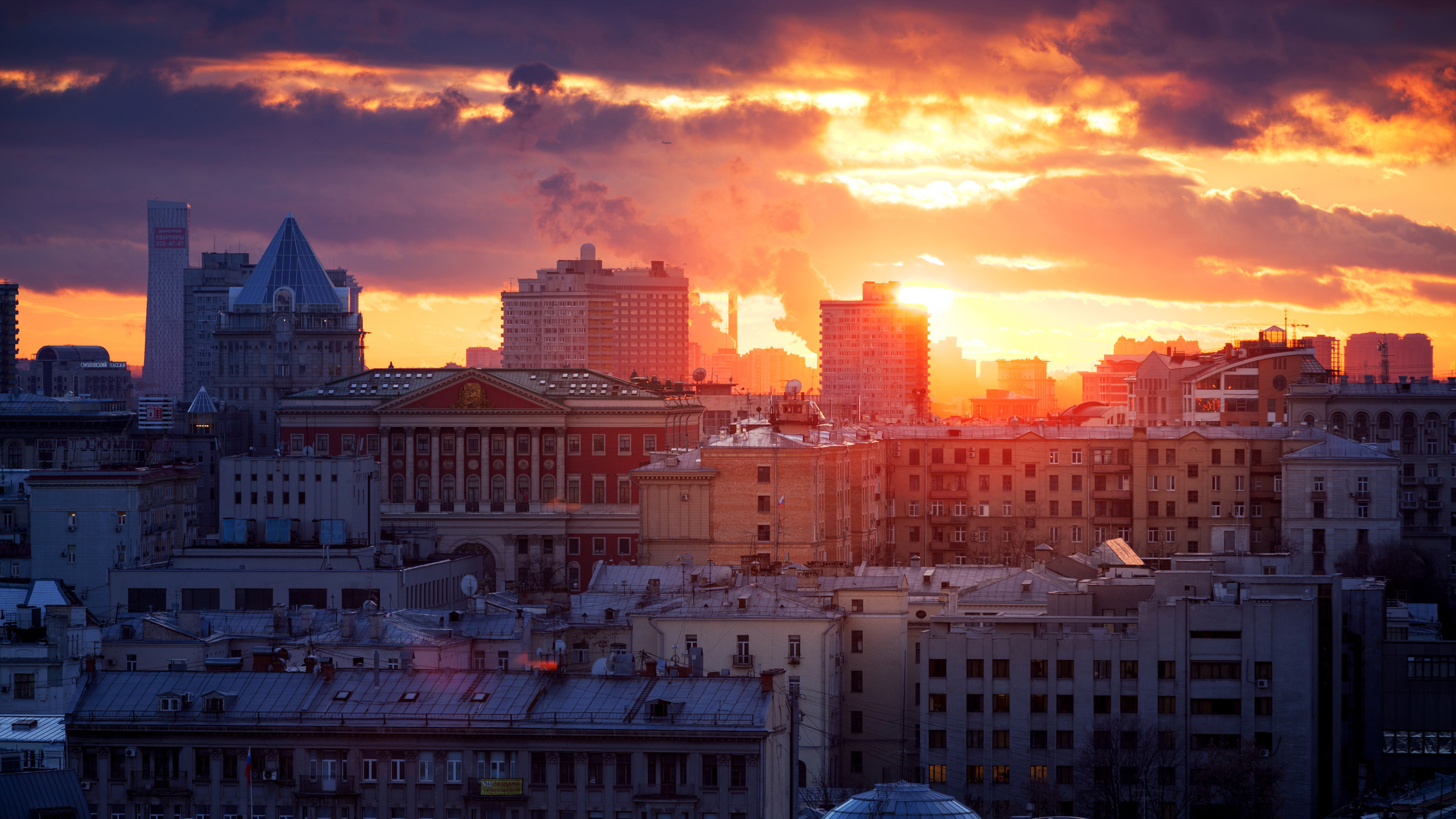 Обои закат, крыша, сумерки, город, городской район в разрешении 2560x1440