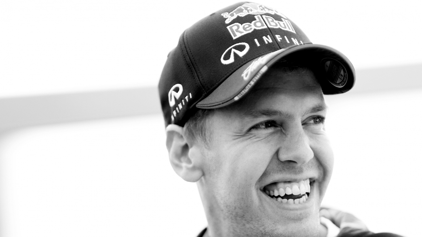 Обои шапка, Себастьян Феттель, головной убор, улыбка, подбородок в разрешении 1366x768