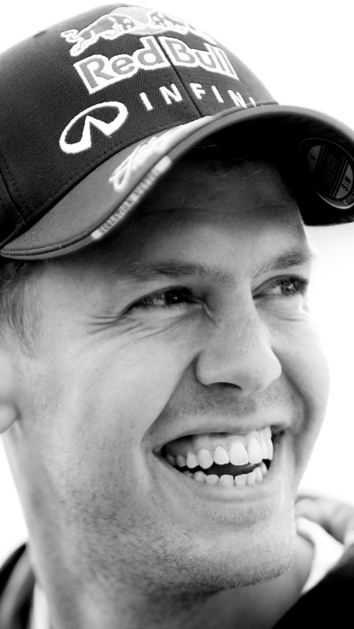 Обои шапка, Себастьян Феттель, головной убор, улыбка, подбородок в разрешении 720x1280