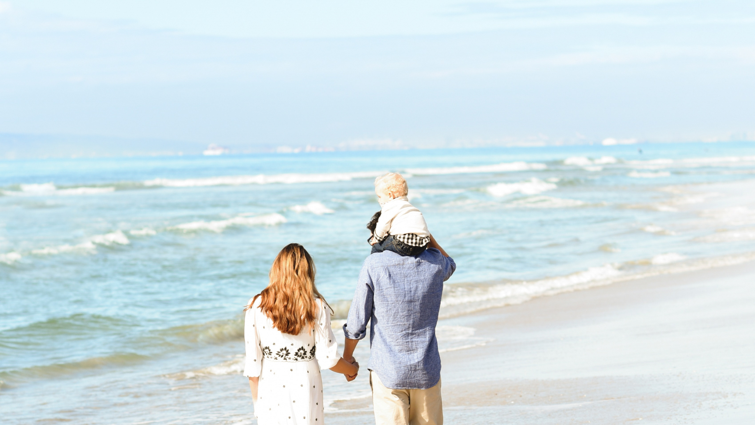 Обои море, пляж, человек, забава, люди в разрешении 2560x1440