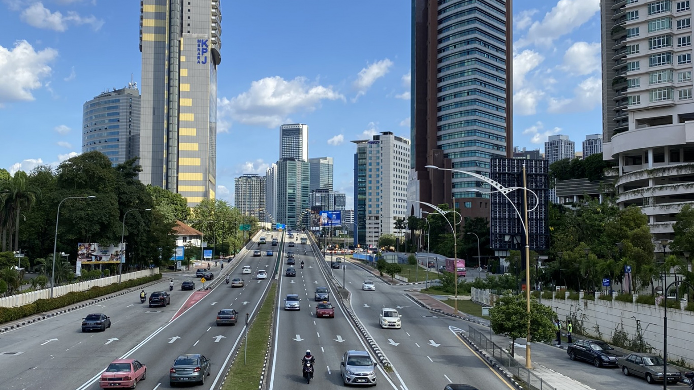 Обои дорога, башня, дневное время, город, инфраструктура в разрешении 1366x768