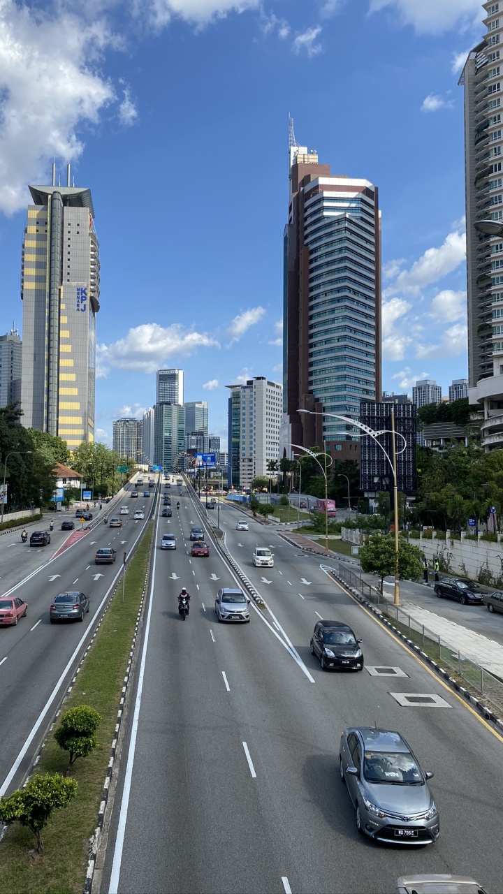 Обои дорога, башня, дневное время, город, инфраструктура в разрешении 720x1280