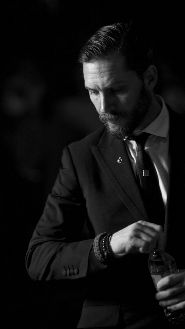 Обои портрет, черный и белый, человек, монохромный, волосы на лице в разрешении 720x1280