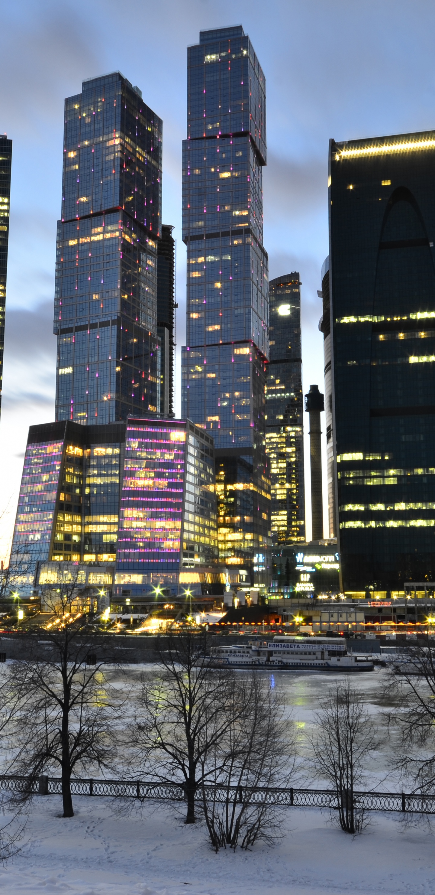 Обои небоскреб, город, городской пейзаж, городской район, башня в разрешении 1440x2960