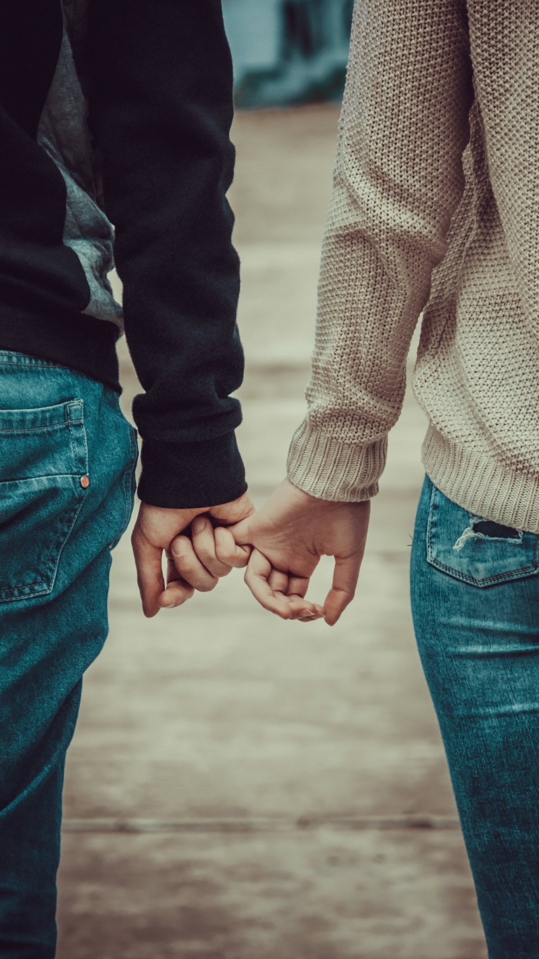 Обои роман, держась за руки, жест, взаимодействие, любовь в разрешении 1080x1920