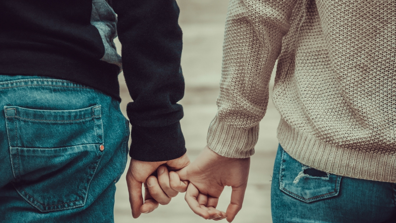 Обои роман, держась за руки, жест, взаимодействие, любовь в разрешении 1280x720