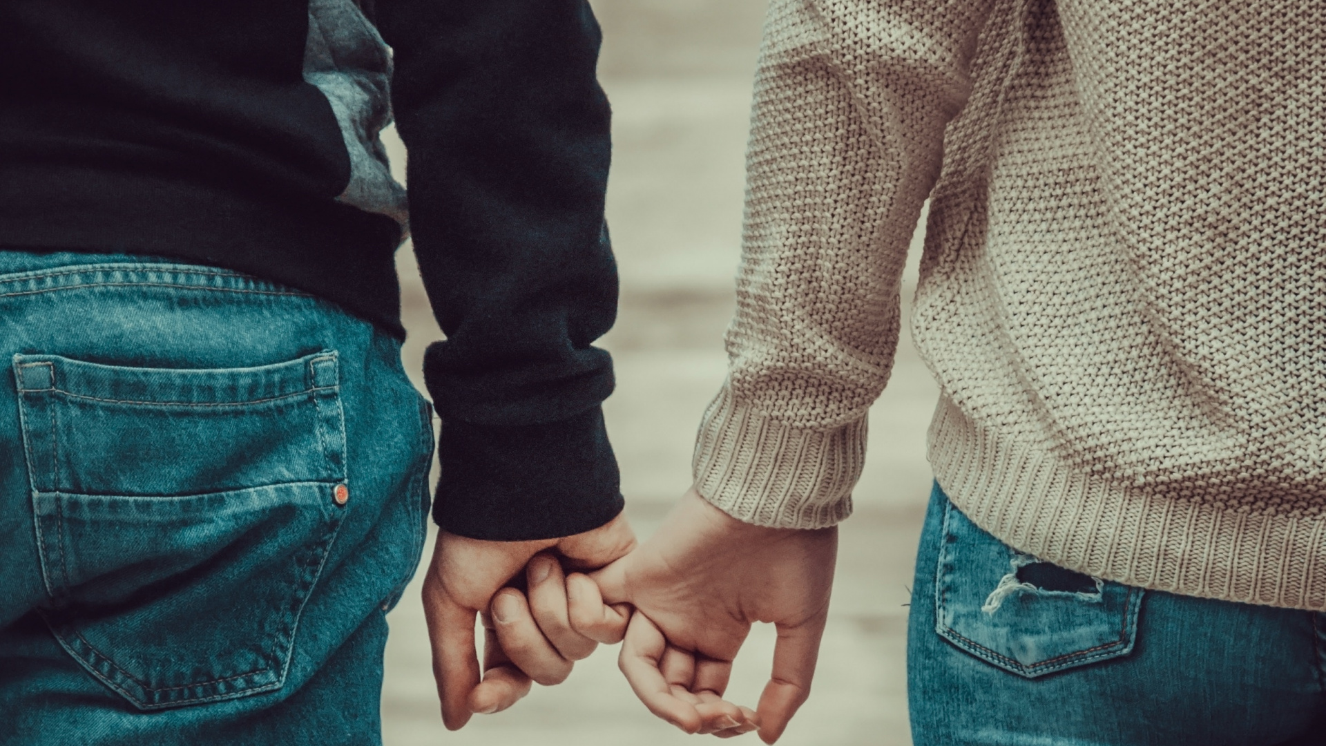 Обои роман, держась за руки, жест, взаимодействие, любовь в разрешении 1920x1080