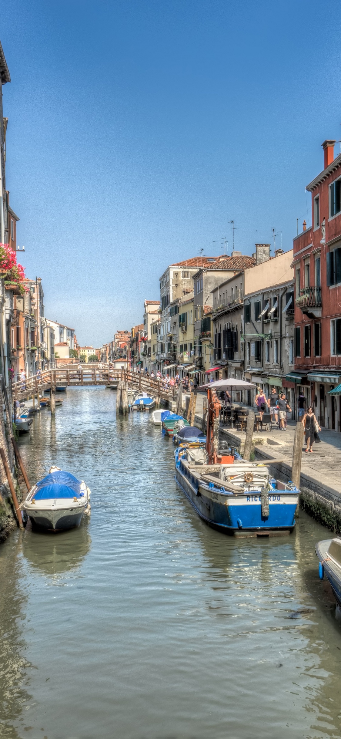 Обои канал, водный путь, водоем, городок, перевозка воды в разрешении 1125x2436