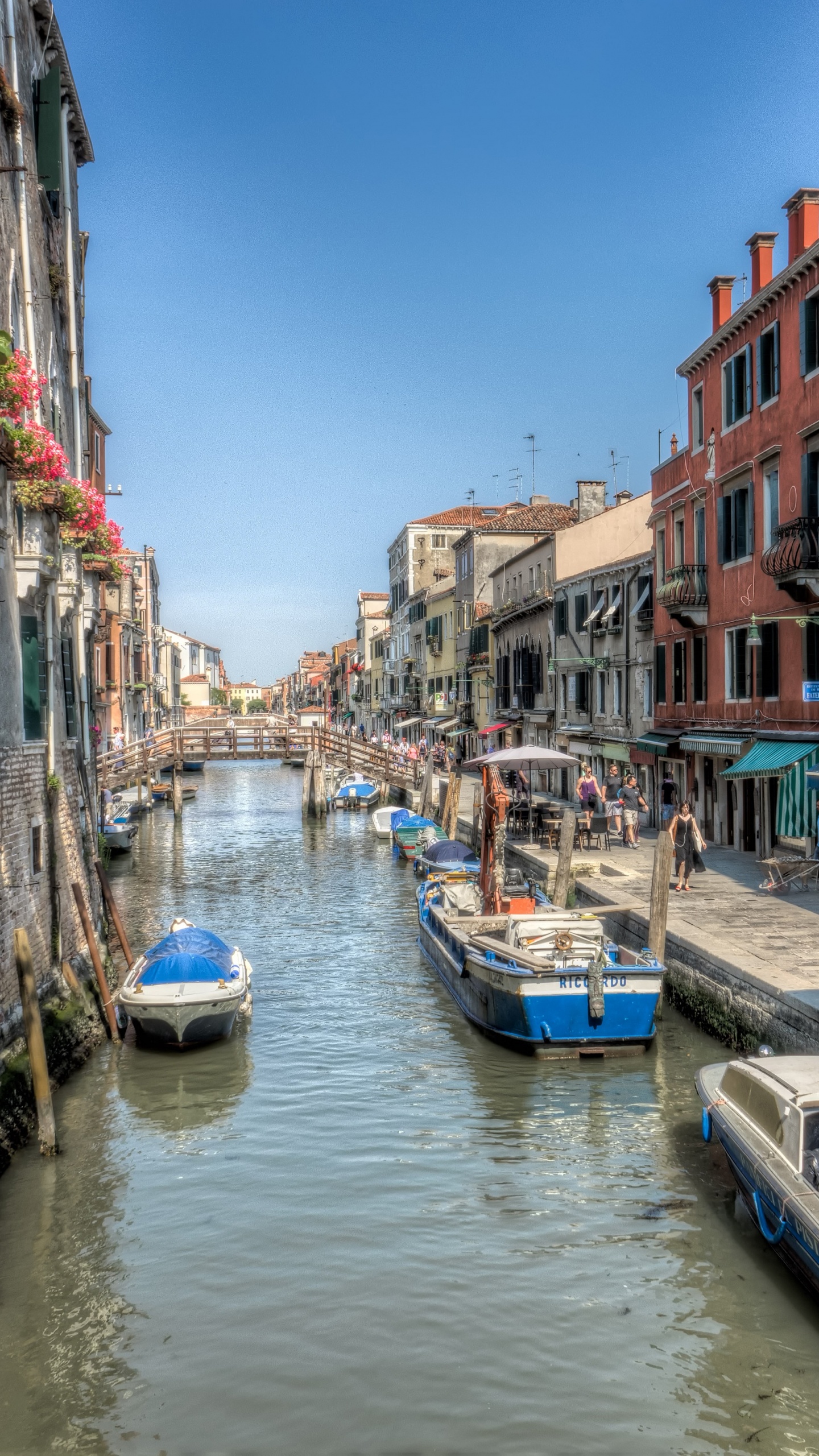 Обои канал, водный путь, водоем, городок, перевозка воды в разрешении 1440x2560