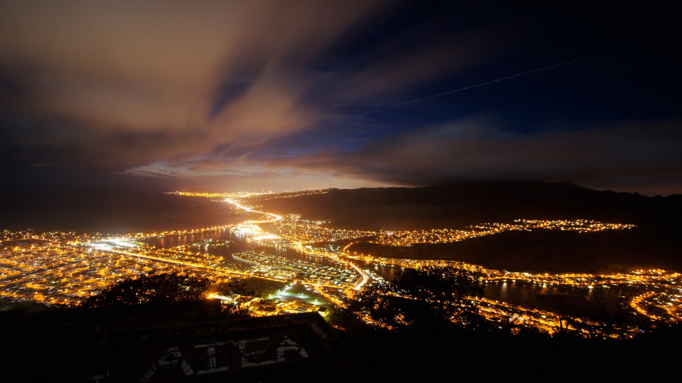 Обои город, ночь, ночное небо, облако, горизонт в разрешении 1366x768