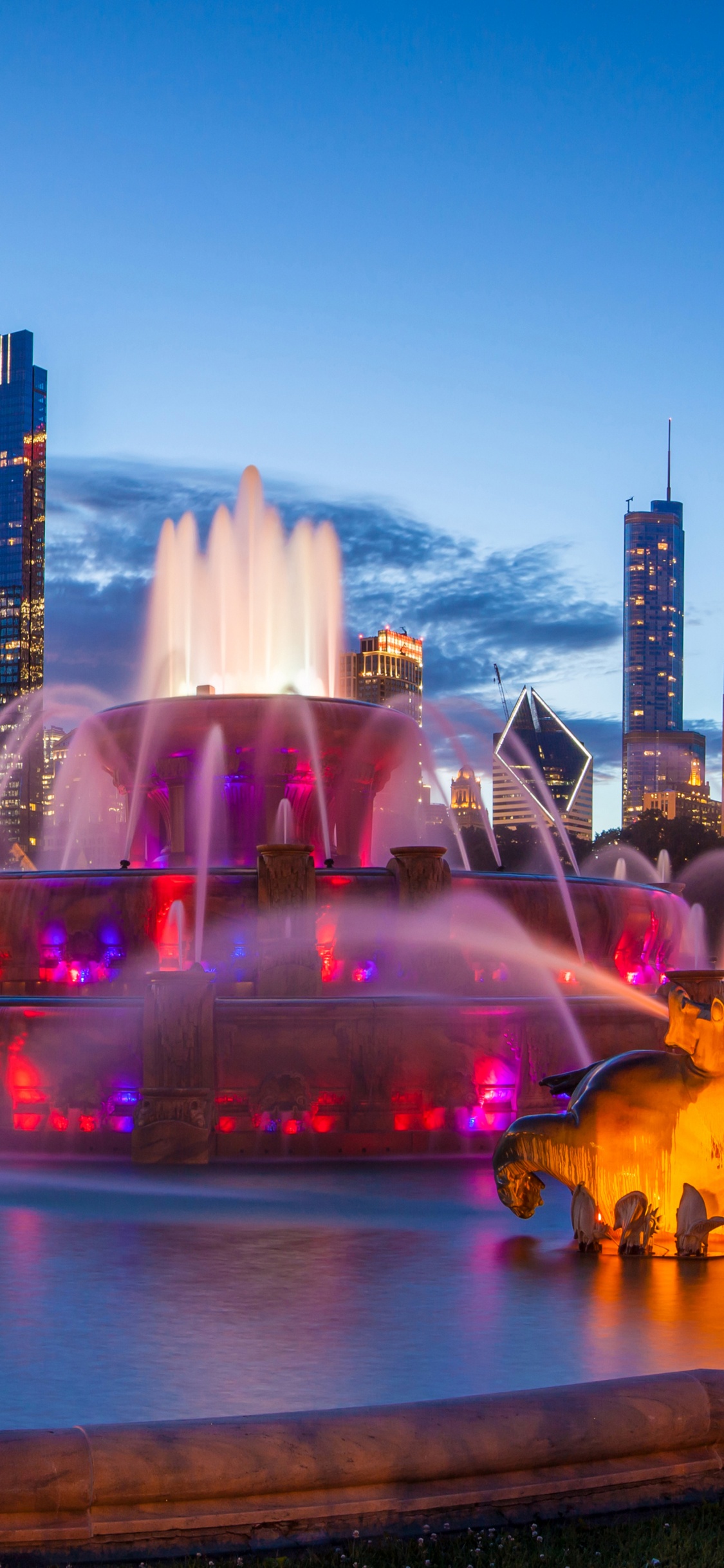 Обои городской пейзаж, город, фонтан, линия горизонта, ориентир в разрешении 1125x2436