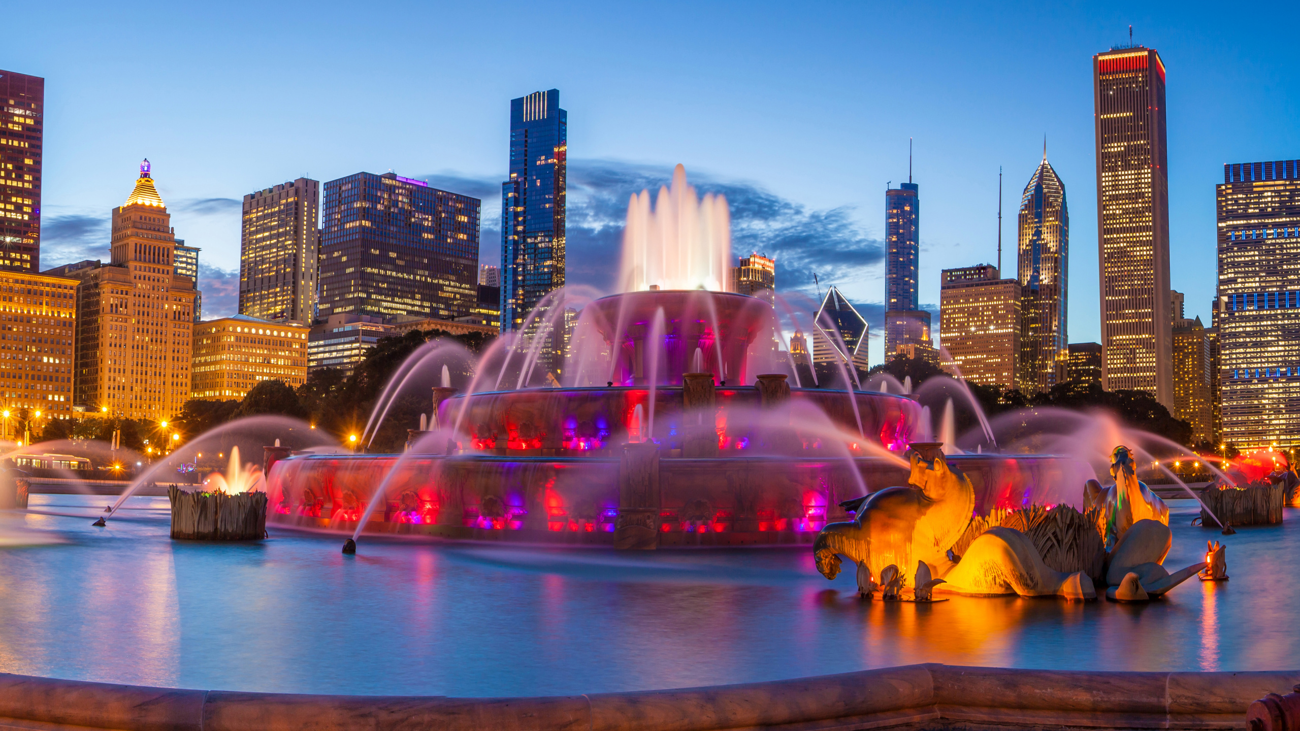 Обои городской пейзаж, город, фонтан, линия горизонта, ориентир в разрешении 2560x1440