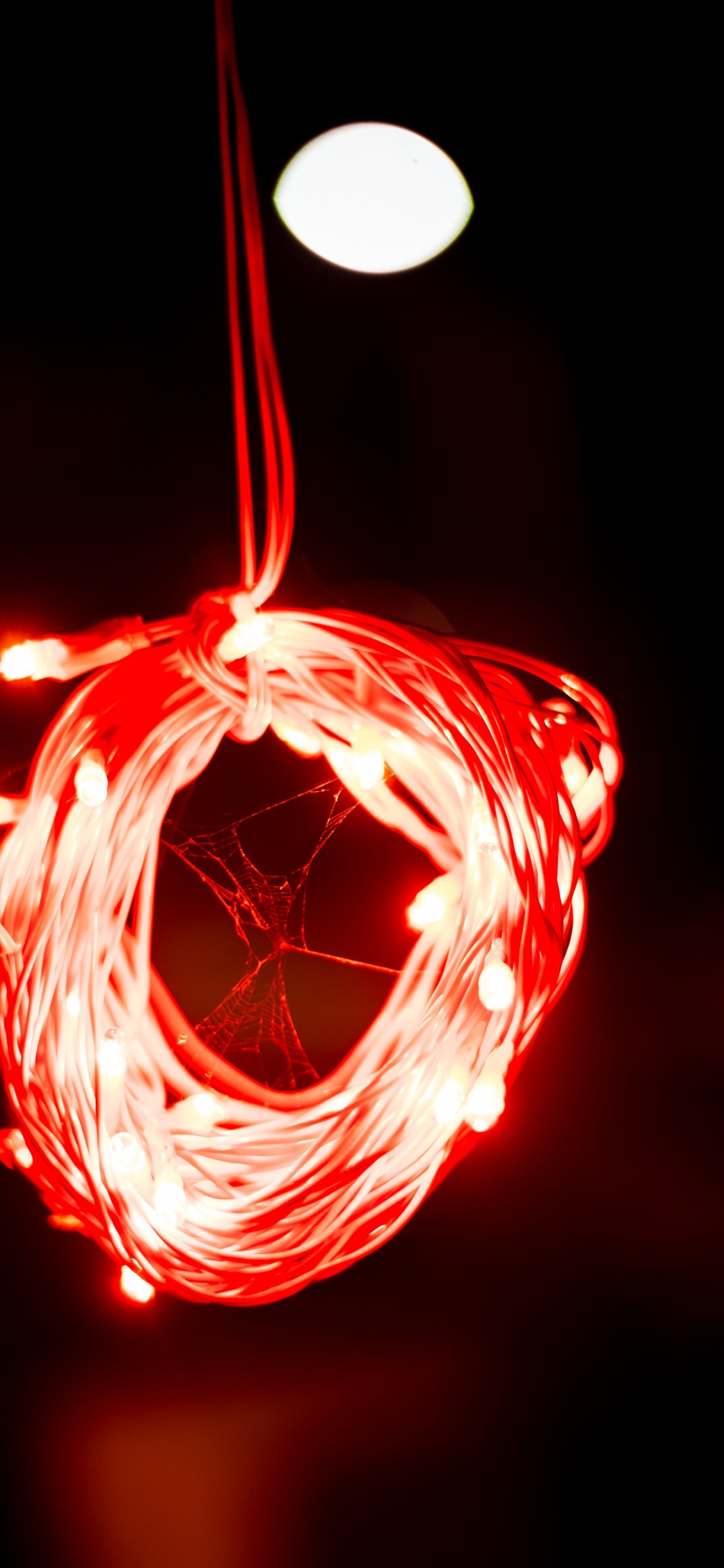 Обои красный цвет, свет, освещение, дизайн, круг в разрешении 1125x2436