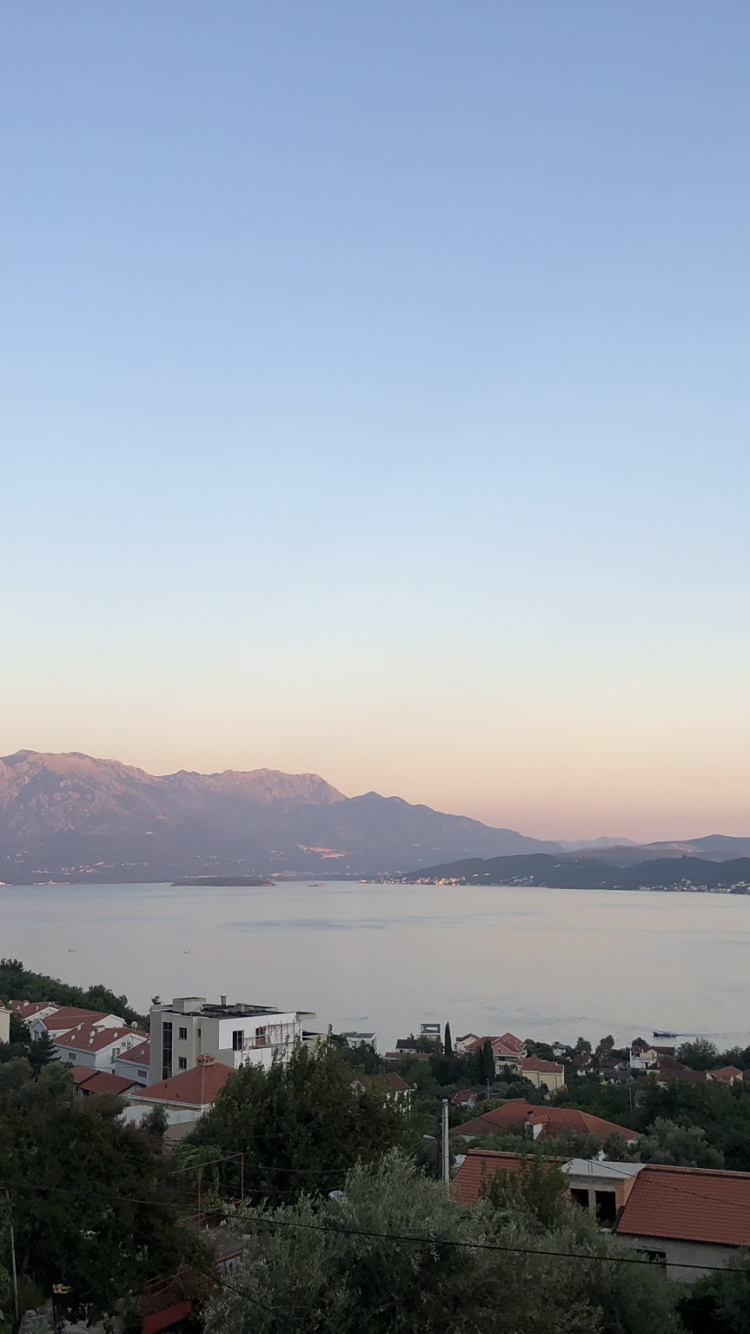 Обои вода, недвижимость, горный рельеф, нагорье, холм в разрешении 750x1334