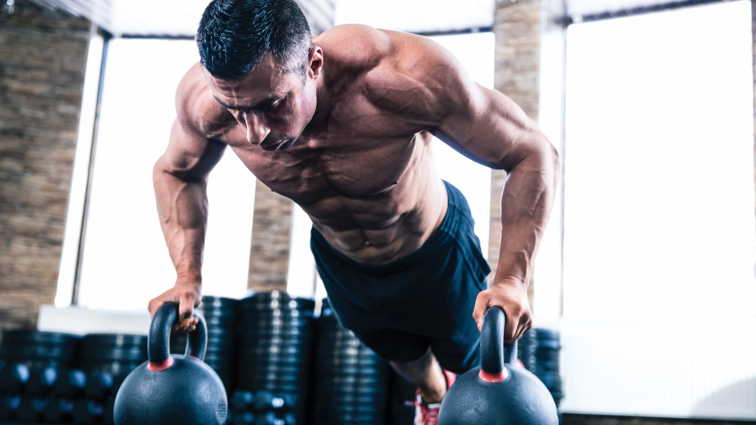 Обои силовые тренировки, вес, спортивное оборудование, физическая подготовка, мышца в разрешении 2560x1440