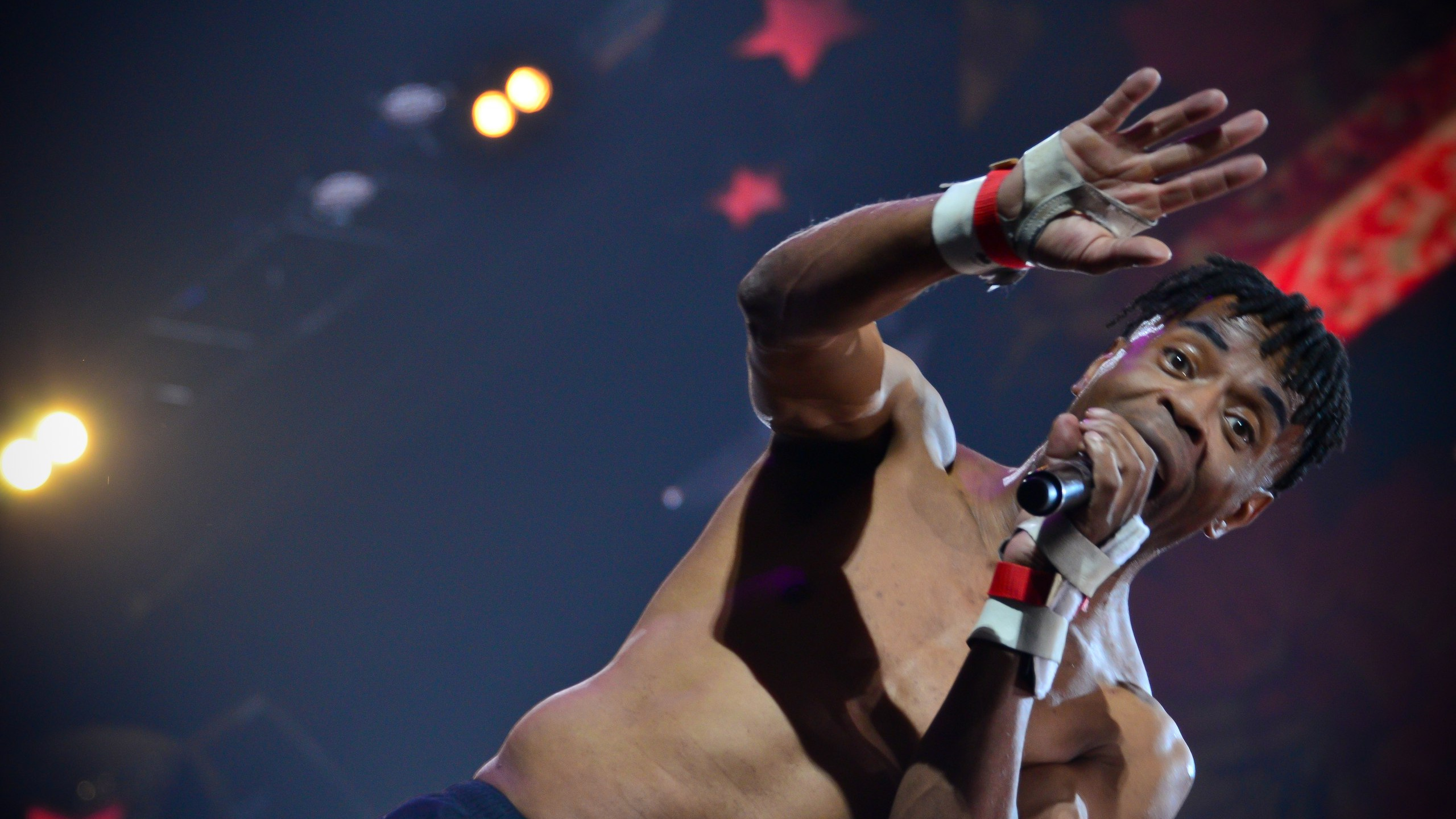 Обои музыкальный исполнитель, арт, перформанс, концерт, Представление в разрешении 2560x1440