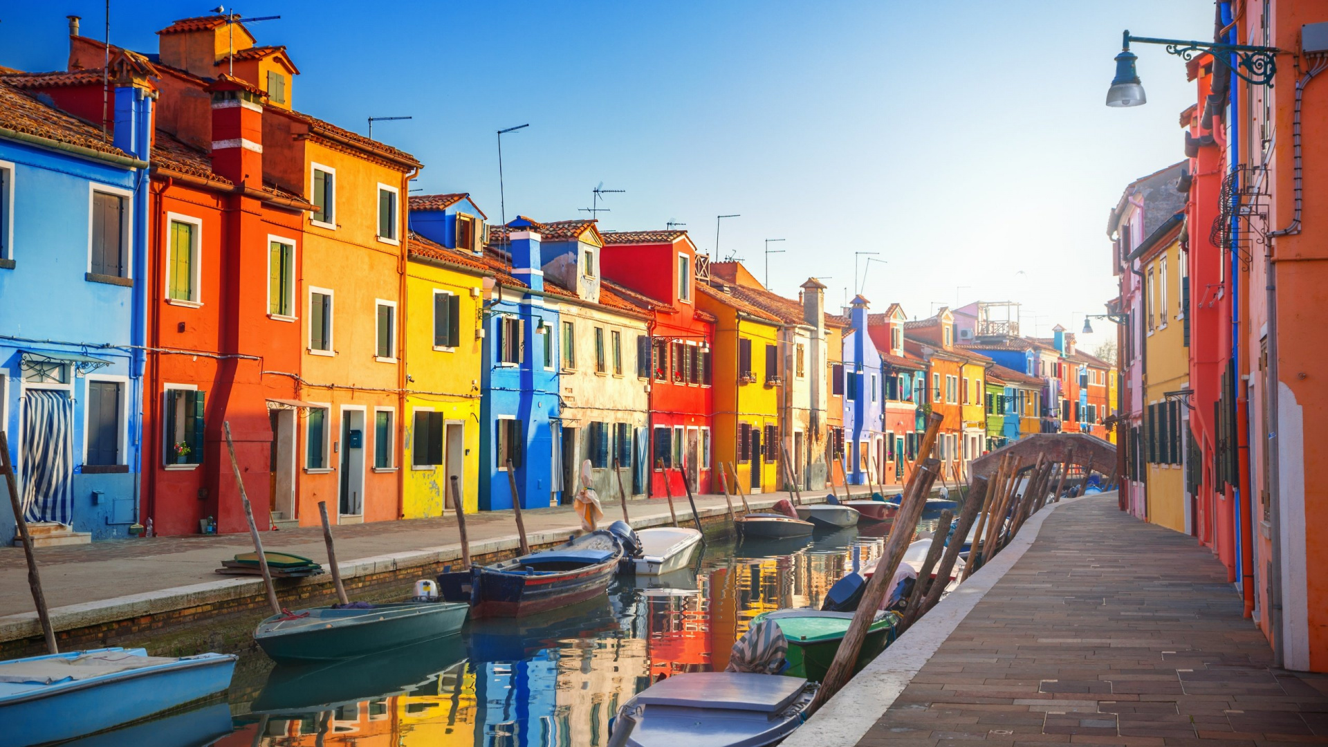 Обои водный путь, соседство, городок, канал, небо в разрешении 1920x1080